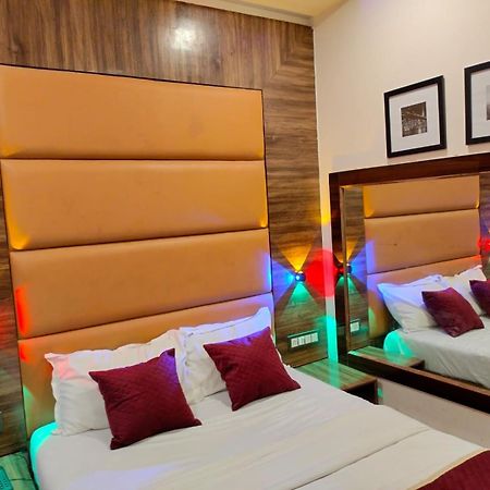 Hotel Blue Wellington - Near Mumbai Airport Dış mekan fotoğraf