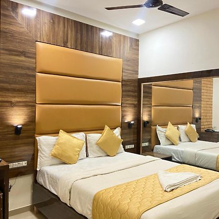 Hotel Blue Wellington - Near Mumbai Airport Dış mekan fotoğraf
