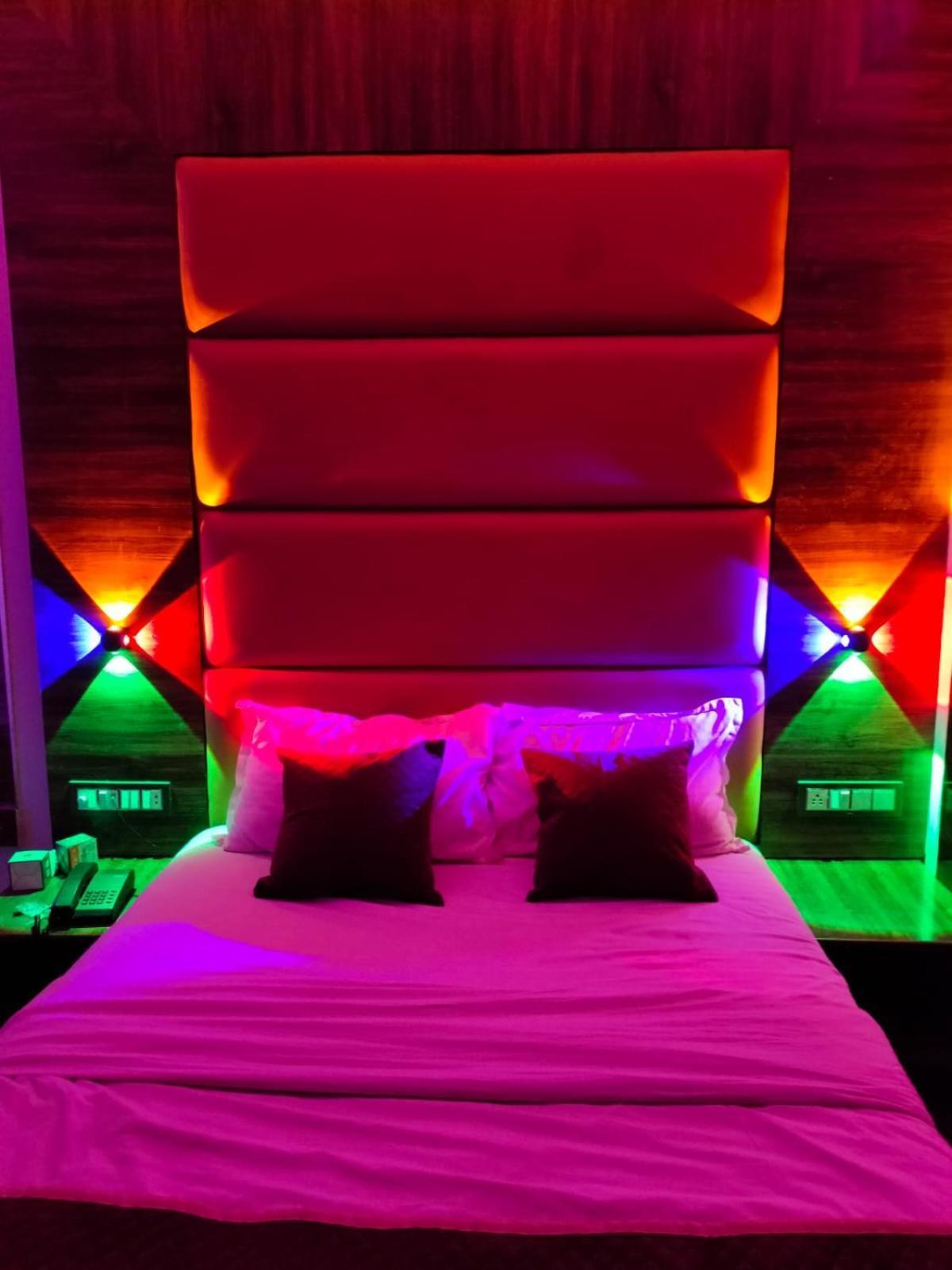 Hotel Blue Wellington - Near Mumbai Airport Dış mekan fotoğraf