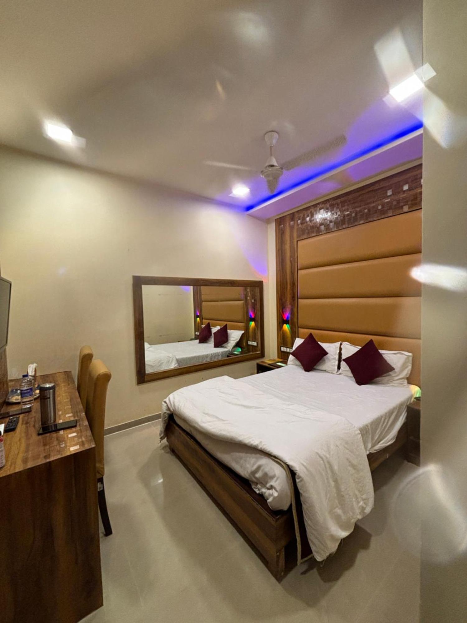 Hotel Blue Wellington - Near Mumbai Airport Dış mekan fotoğraf