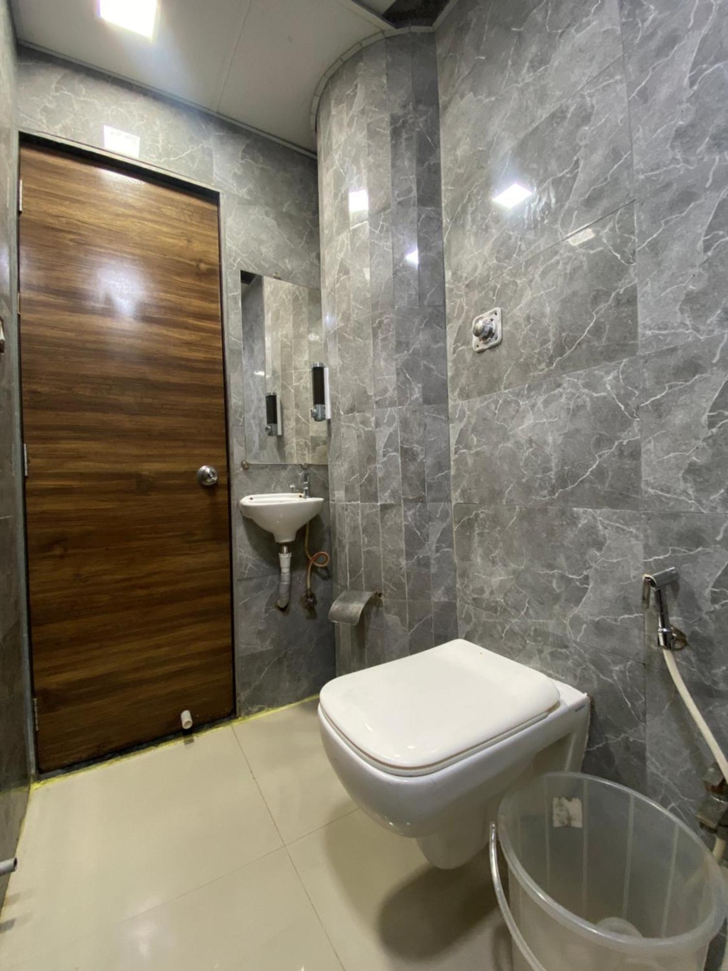 Hotel Blue Wellington - Near Mumbai Airport Dış mekan fotoğraf