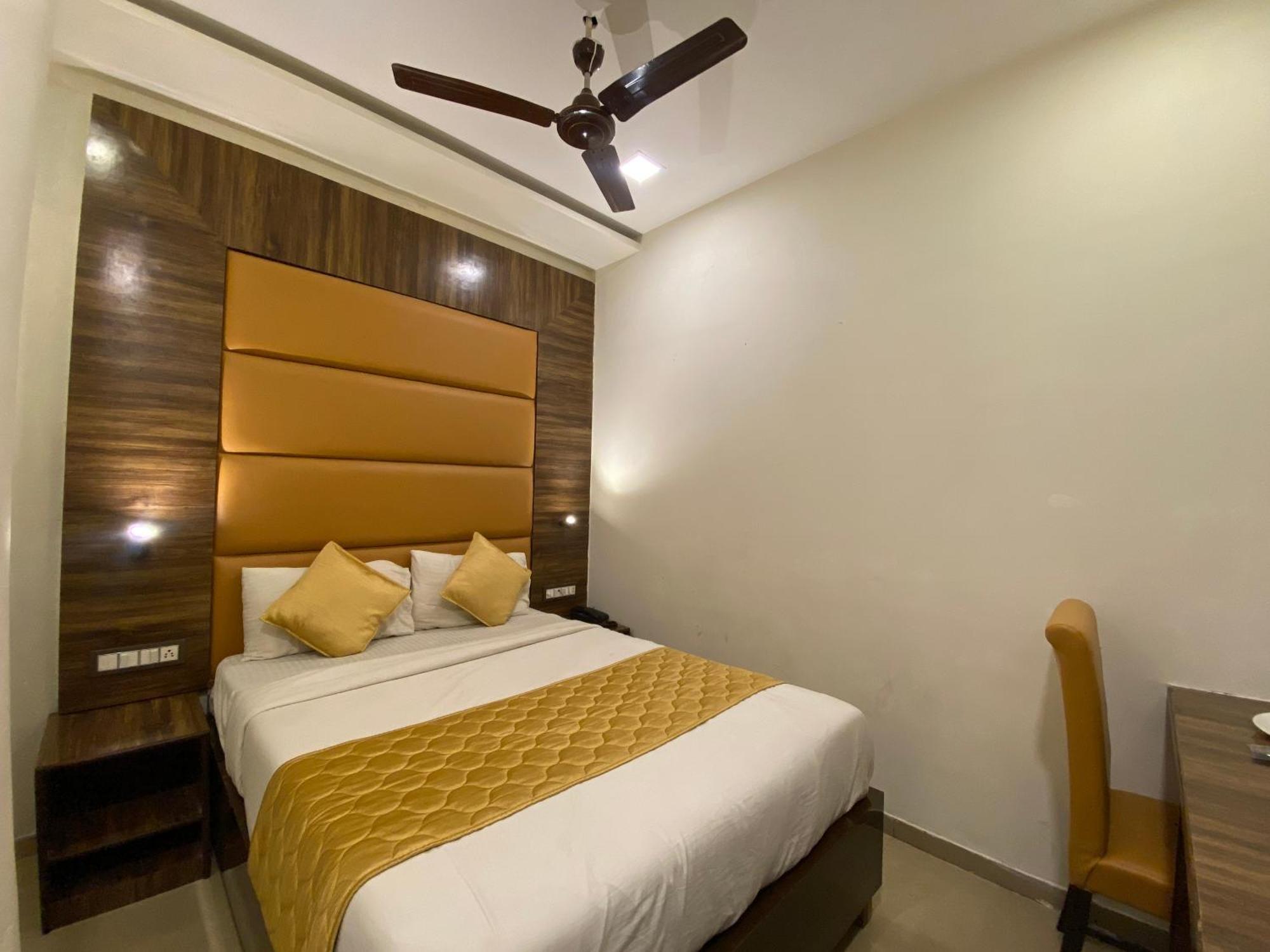 Hotel Blue Wellington - Near Mumbai Airport Dış mekan fotoğraf