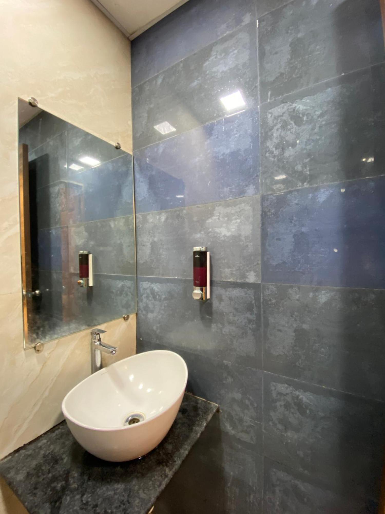 Hotel Blue Wellington - Near Mumbai Airport Dış mekan fotoğraf