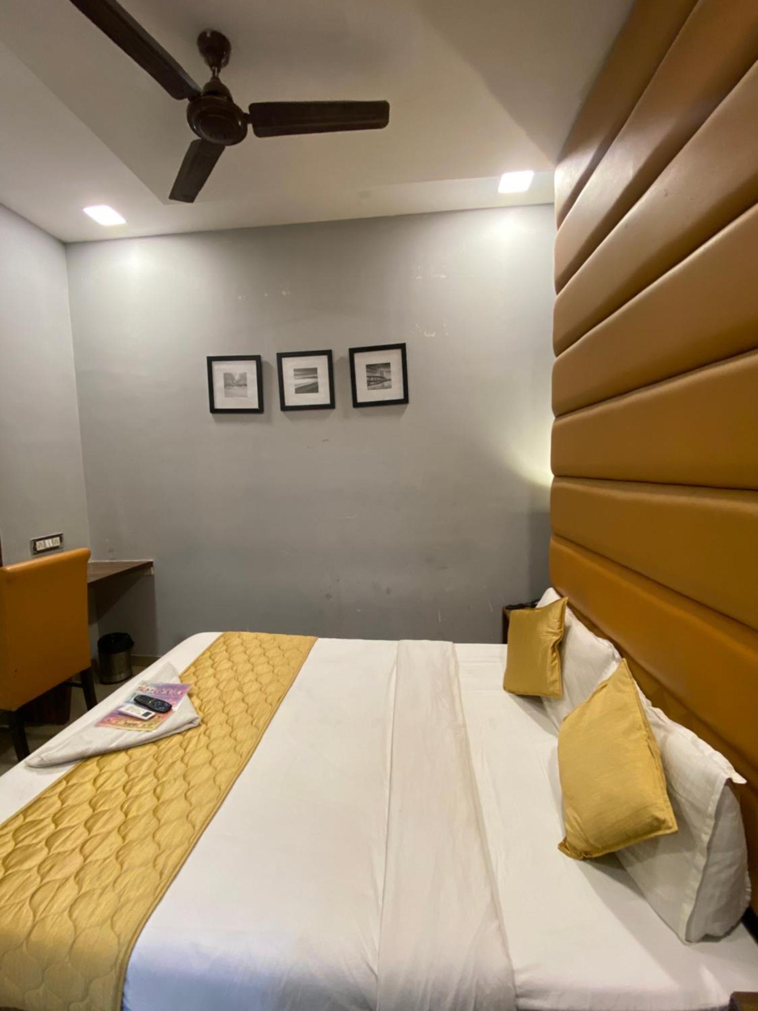 Hotel Blue Wellington - Near Mumbai Airport Dış mekan fotoğraf