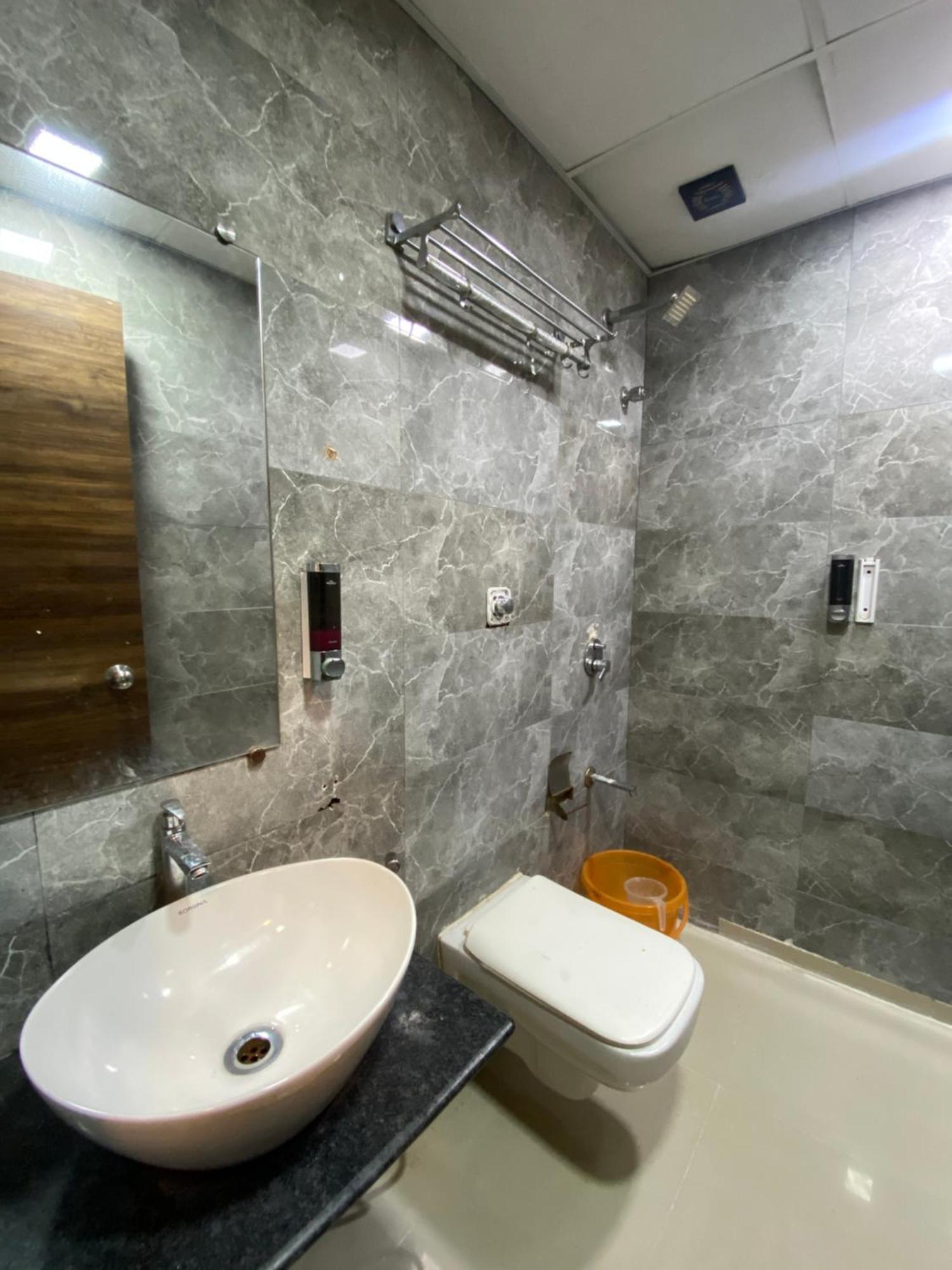 Hotel Blue Wellington - Near Mumbai Airport Dış mekan fotoğraf