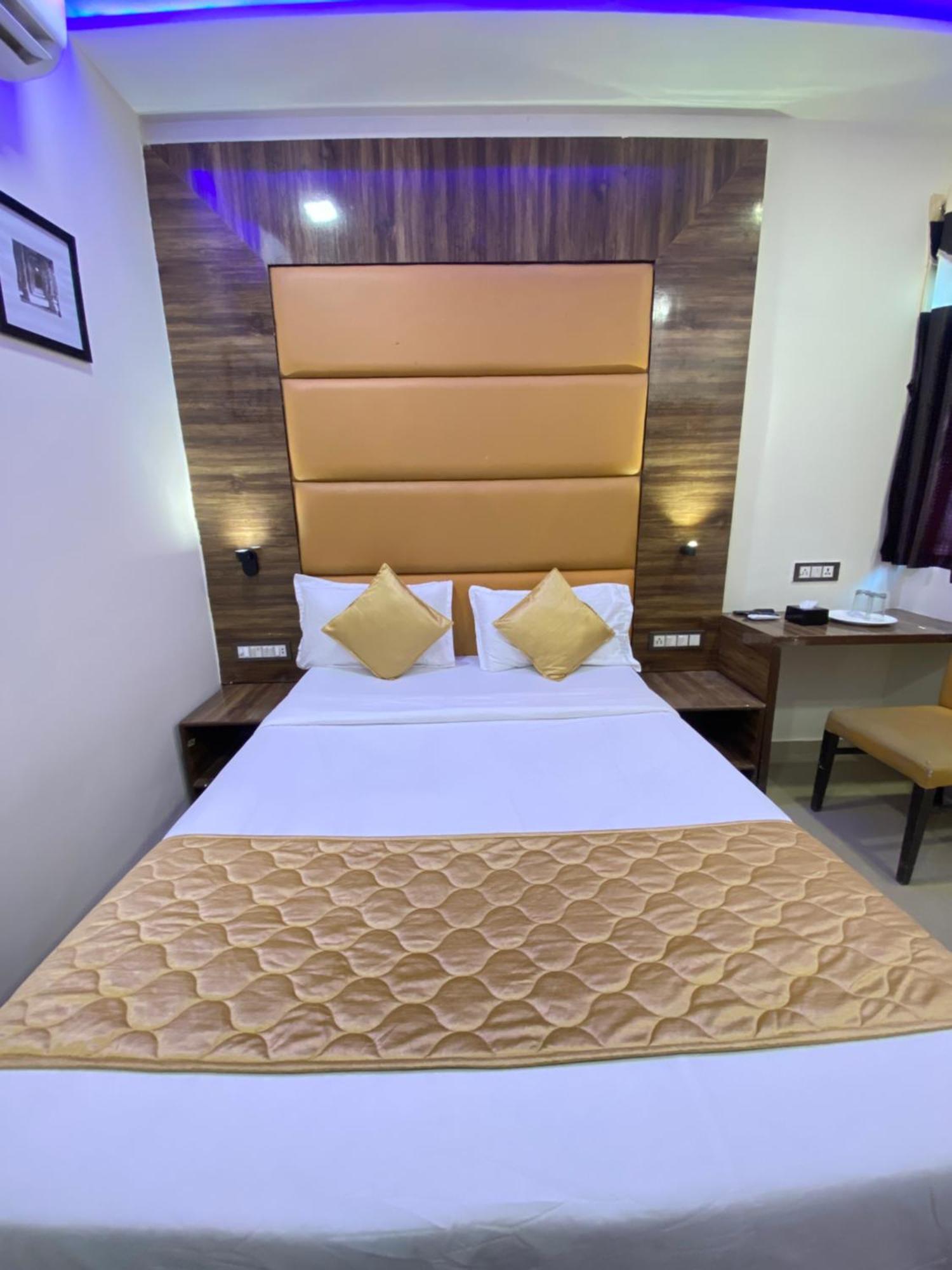 Hotel Blue Wellington - Near Mumbai Airport Dış mekan fotoğraf