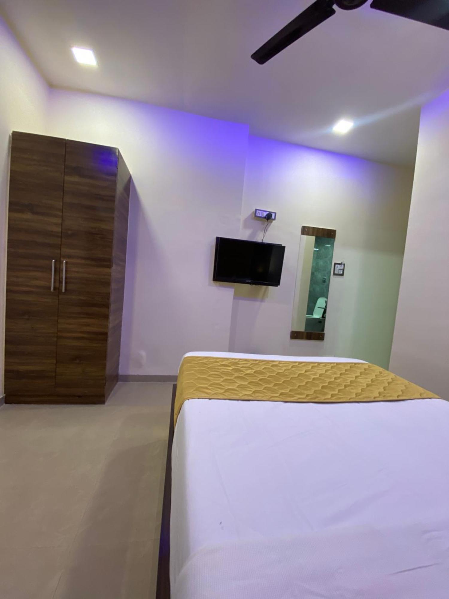 Hotel Blue Wellington - Near Mumbai Airport Dış mekan fotoğraf