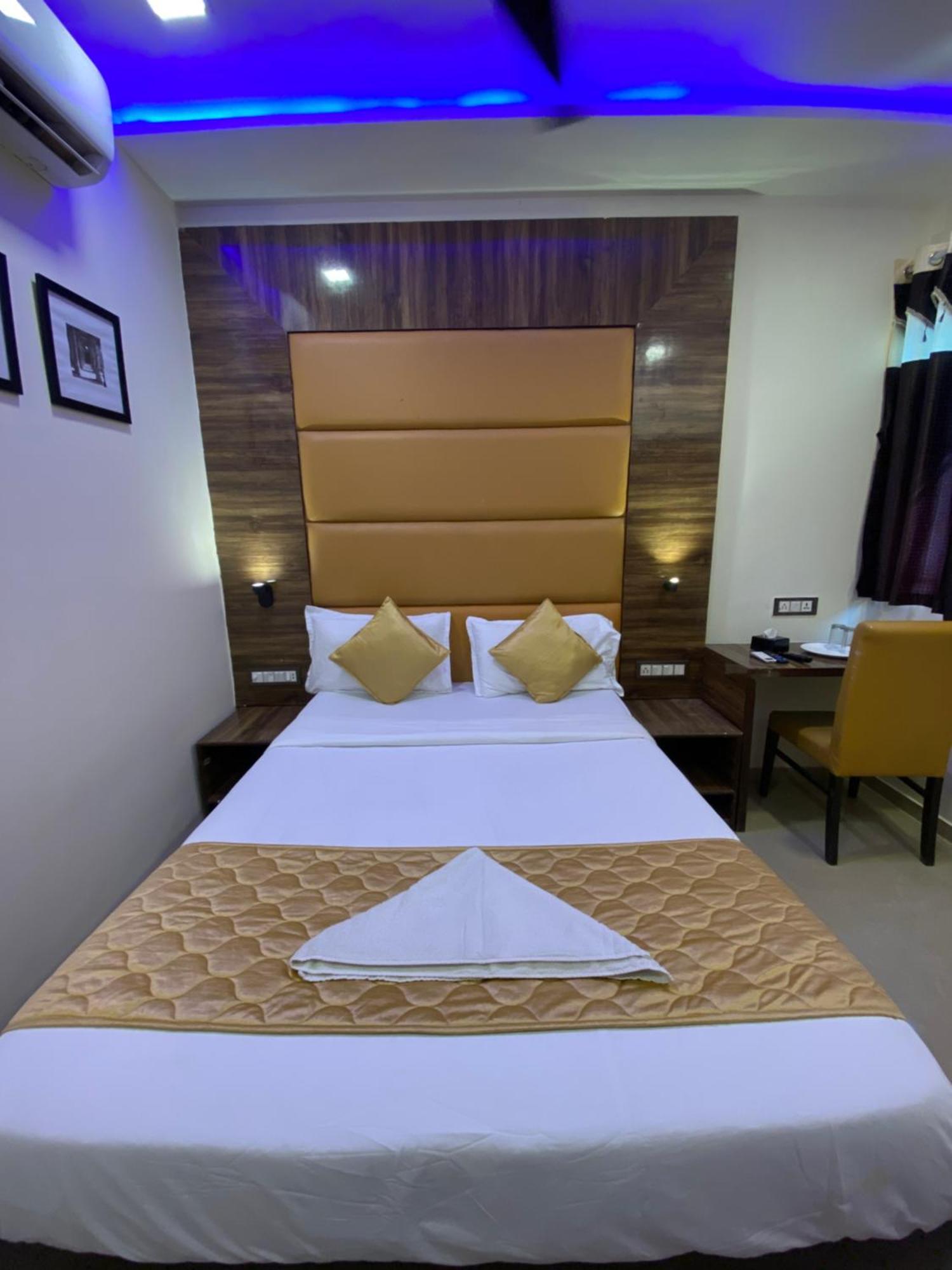 Hotel Blue Wellington - Near Mumbai Airport Dış mekan fotoğraf
