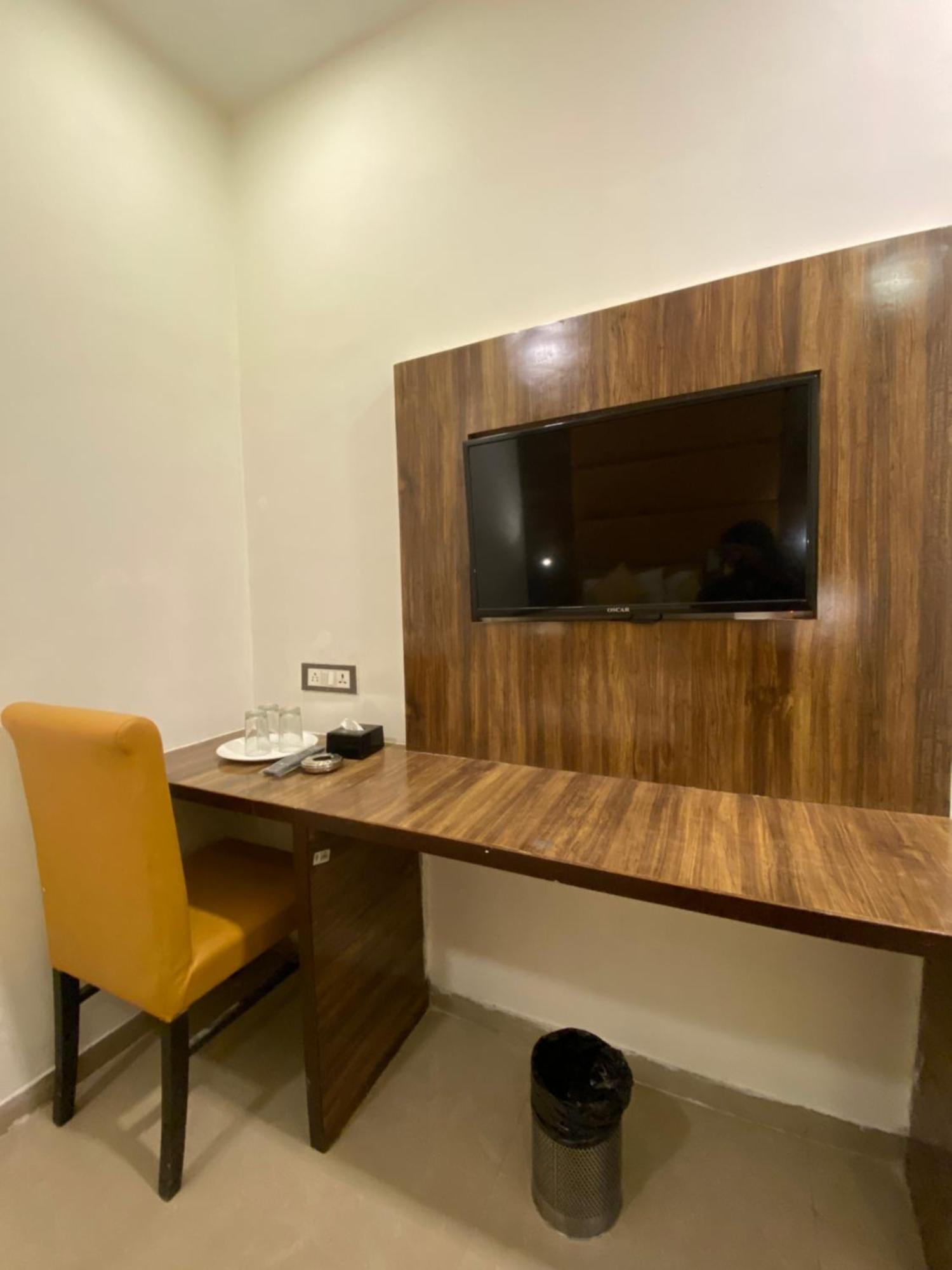 Hotel Blue Wellington - Near Mumbai Airport Dış mekan fotoğraf