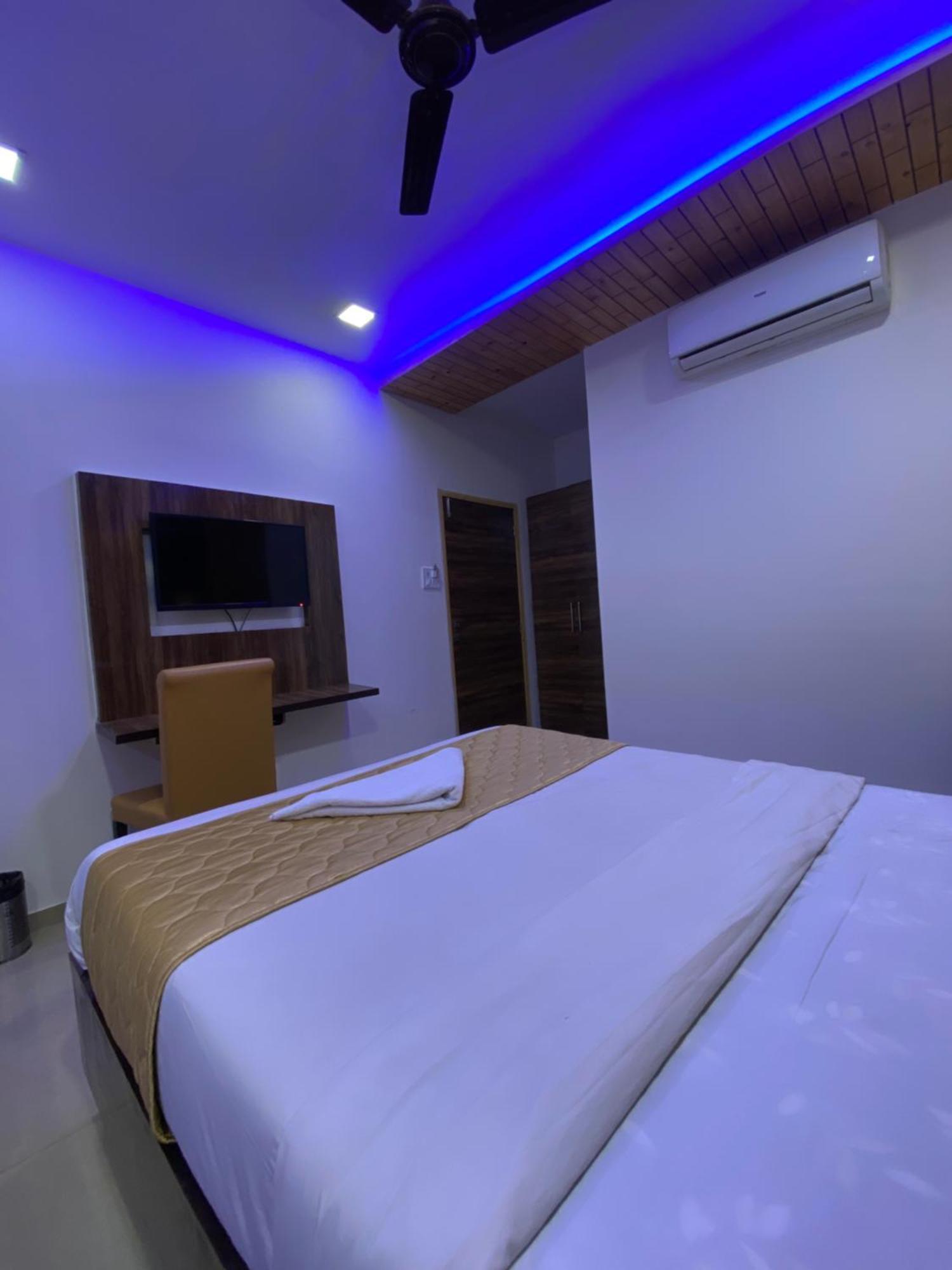 Hotel Blue Wellington - Near Mumbai Airport Dış mekan fotoğraf