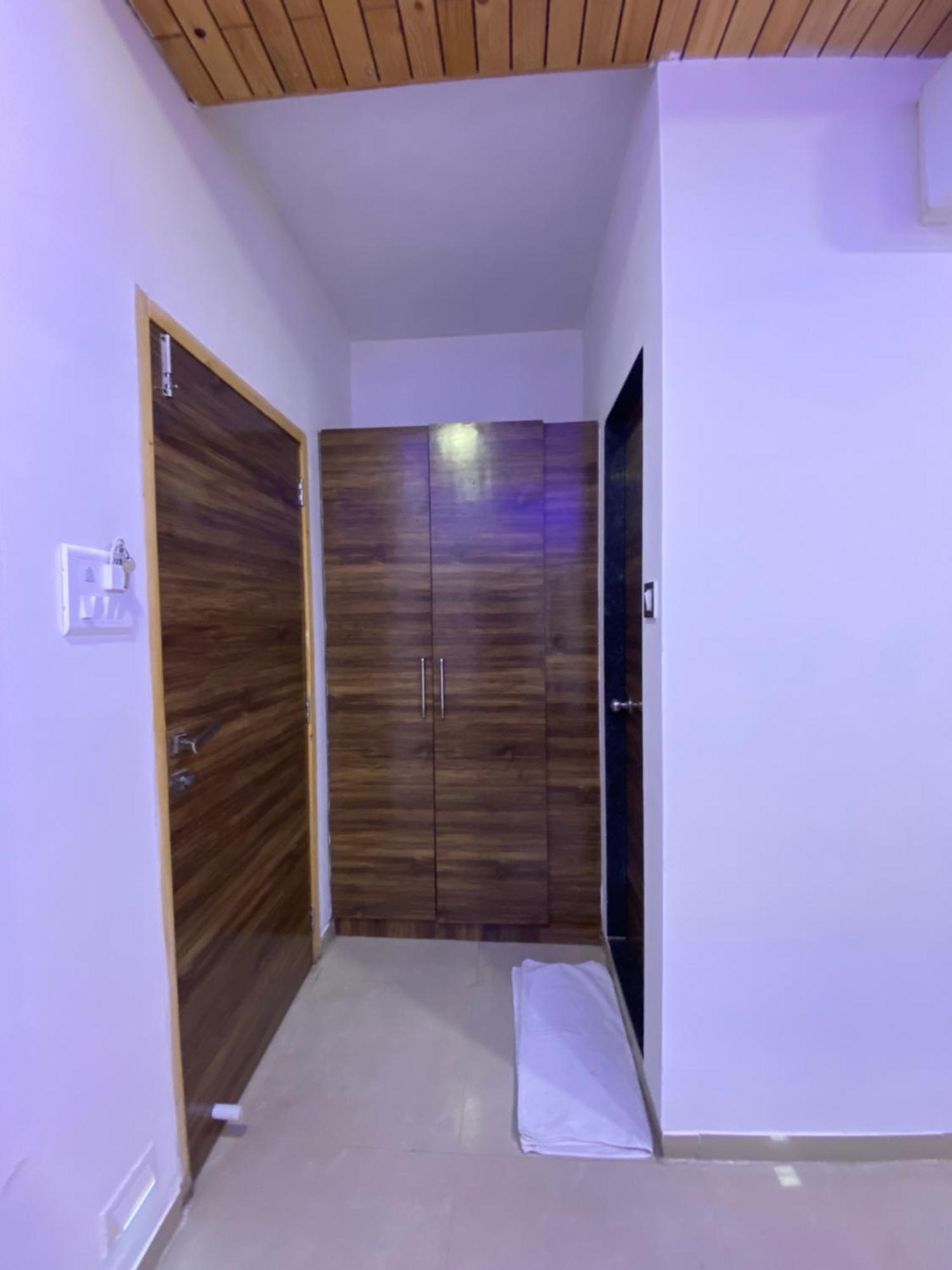 Hotel Blue Wellington - Near Mumbai Airport Dış mekan fotoğraf