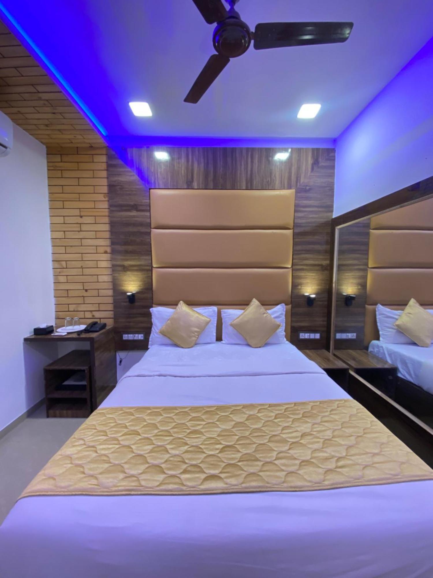 Hotel Blue Wellington - Near Mumbai Airport Dış mekan fotoğraf