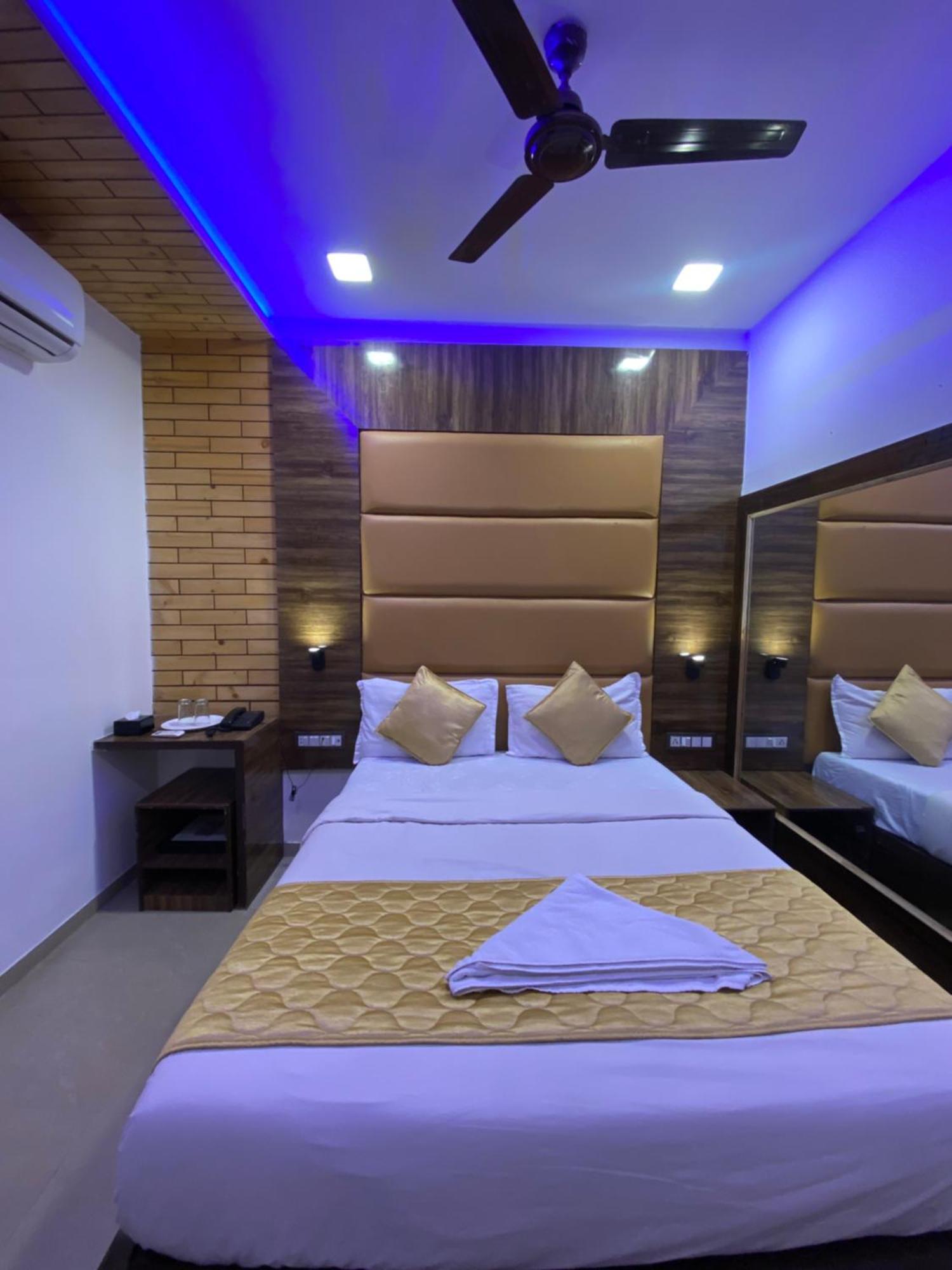 Hotel Blue Wellington - Near Mumbai Airport Dış mekan fotoğraf