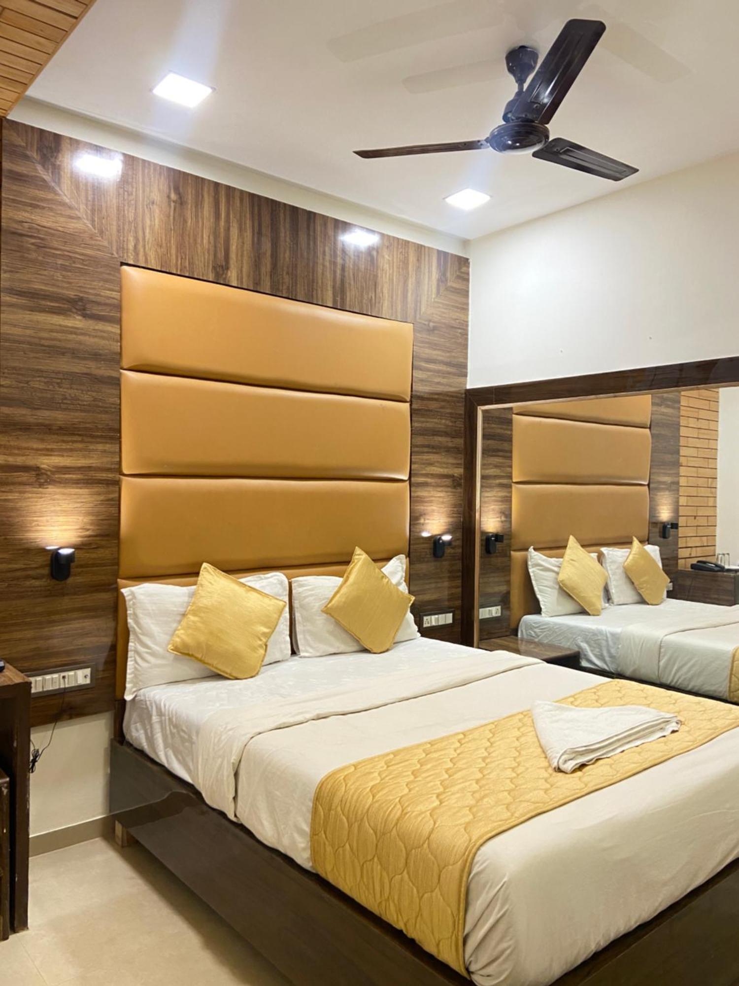 Hotel Blue Wellington - Near Mumbai Airport Dış mekan fotoğraf