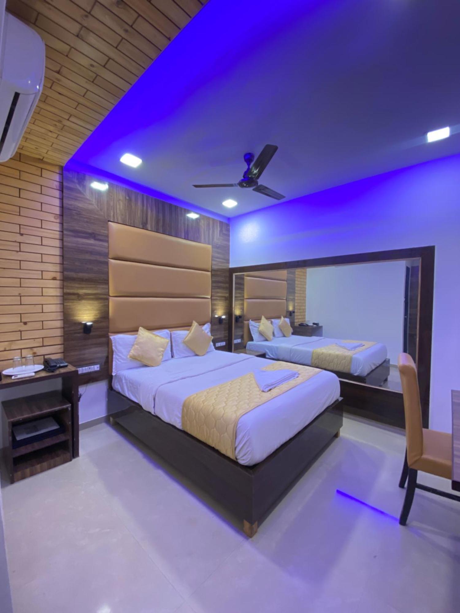 Hotel Blue Wellington - Near Mumbai Airport Dış mekan fotoğraf